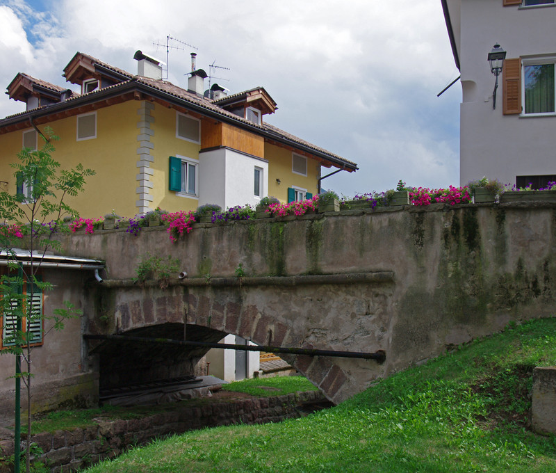 ''piccolo e nascosto,pero’ pieno di fiori'' - Cavalese