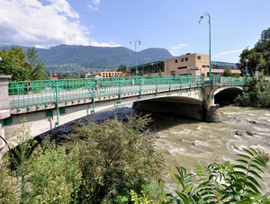 un ponte verde pisello