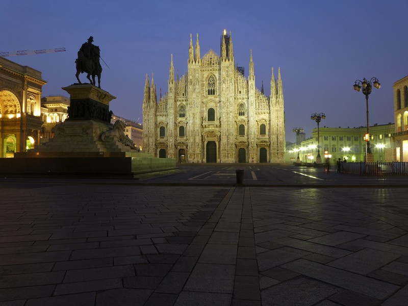 ''Alba in Piazza Duomo… e un saluto al Team e a tutti gli amici del Concorso!'' - Milano