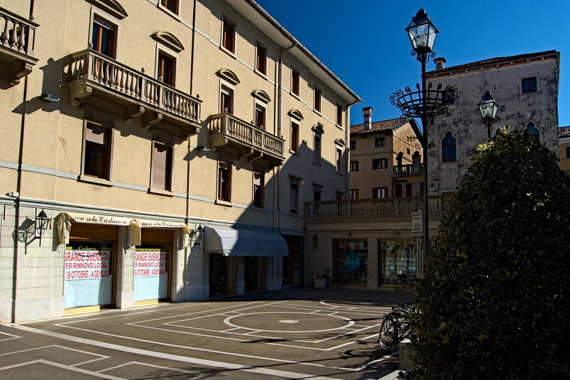 ''Dietro la piazza, la corte'' - Udine