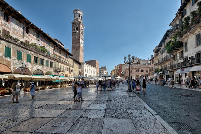 ''Quotidianeità a Piazza delle Erbe'' - Verona
