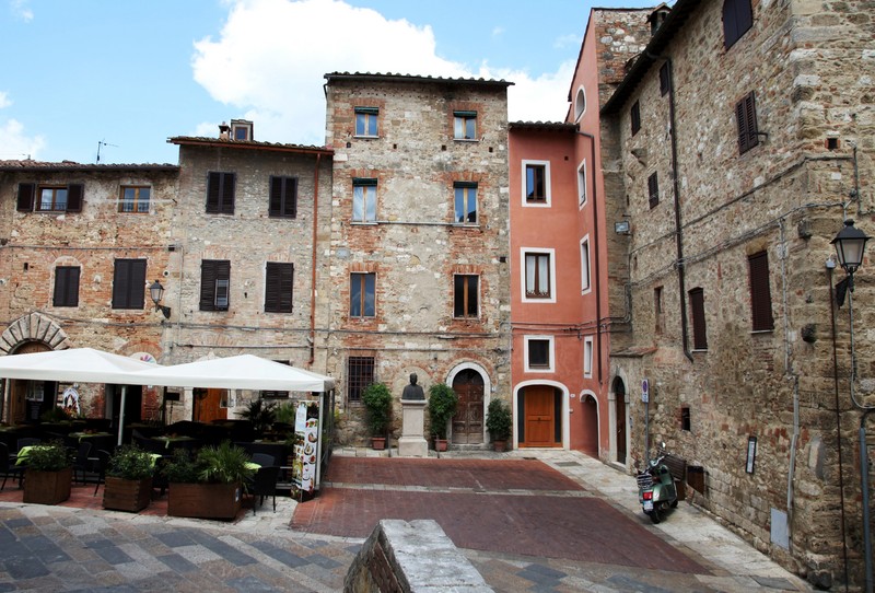 ''nascosta tra i vecchi palazzi'' - Colle di Val d'Elsa