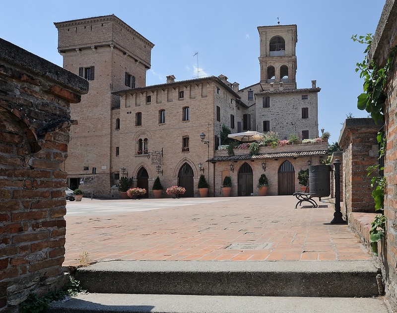 ''Piazza al piano superiore'' - Castelvetro di Modena