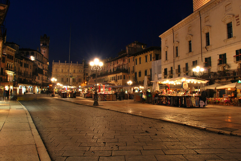 ''passeggiando in piazza delle Erbe'' - Verona