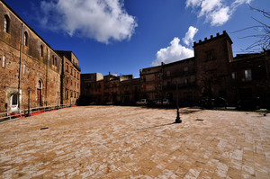La Piazza Con La Torre