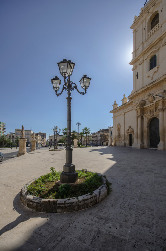 ''Ntà maritu e mugghieri,  cu’ si cc’immisca é gran sumeri'' - Avola