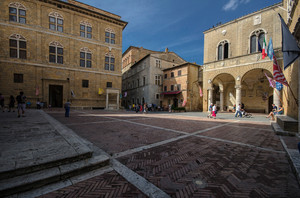 suggestiva piazza dedicata al pontefice Pio II