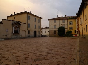Piazzetta con edicole sacre