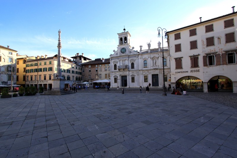 ''nessuno prega'' - Udine