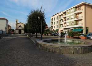 La chiesa in fondo alla piazza