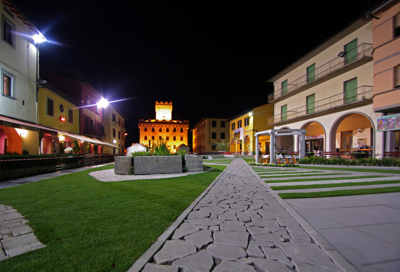 ''la piazza preparata per “Dal bosco e dalla pietra”'' - Firenzuola