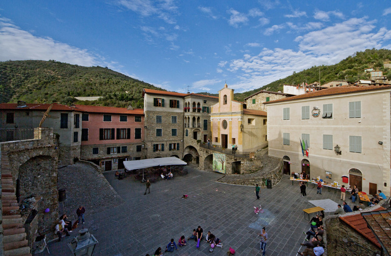 ''Una piazza per giocare'' - Apricale