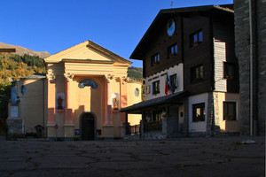 Chiesa e Municipio in piazza