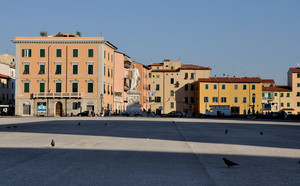 Una piazza e due statue