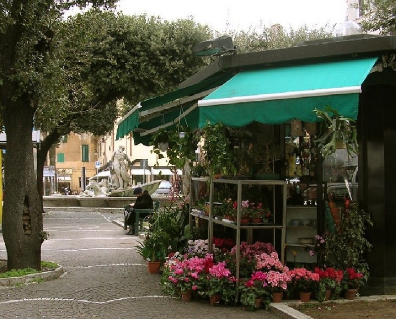 ''Uno scorcio di vita, un momento di calma nella piazza principale della città'' - Nettuno