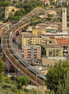 Passano i treni sul ponte di Recco