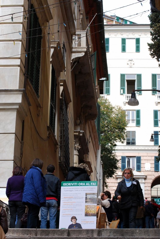 ''davanti all’ingresso'' - Genova