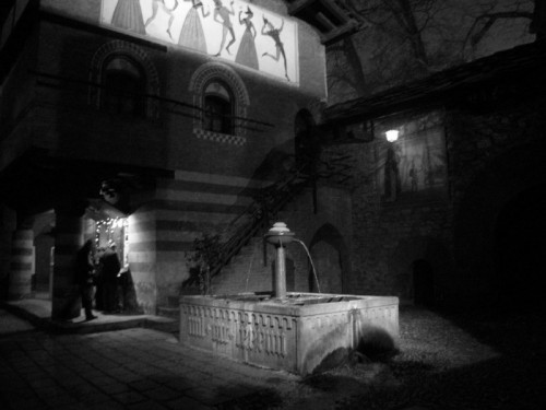 Torino - Torino, fontana del borgo medievale di notte