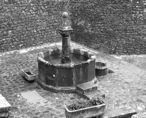 Camporgiano - La fontana in pietra