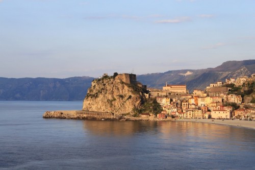 Scilla - Baciata dal sole...cullata dall'acqua. Scilla - Baciata dal sole...cullata dall'acqua.