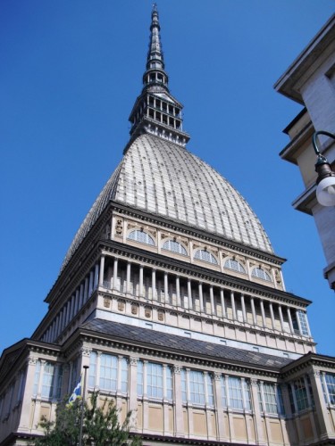 Torino - Guglia svettante verso il cielo azzurro