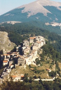 Aggrappato alla Roccia  : Opi .