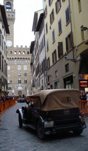 Firenze - Vecchia macchina in vista di Palazzo Vecchio ! Firenze - Vecchia macchina in vista di Palazzo Vecchio !