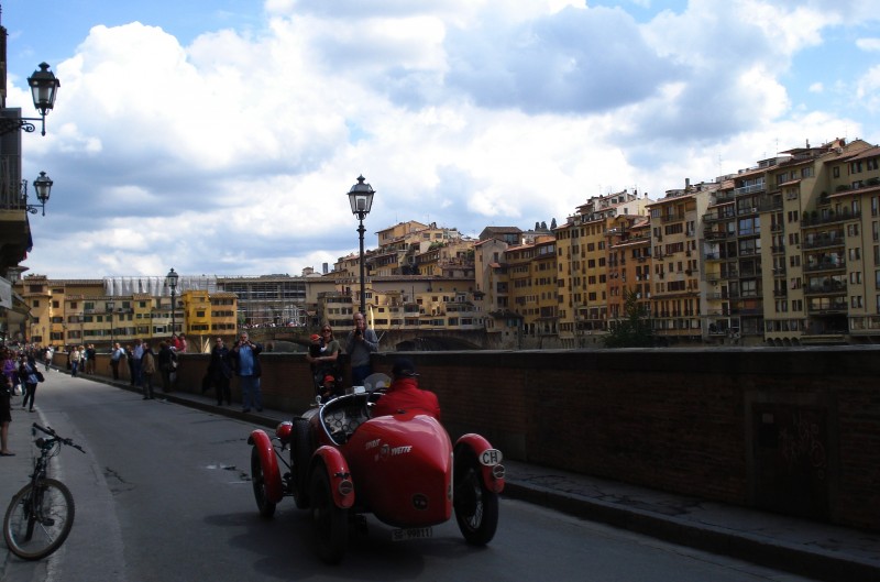 ''La bicicletta e la piccola macchina rossa .'' - Firenze