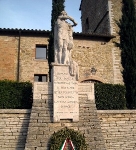 L’antico borgo di Solomeo e il suo monumento ai caduti