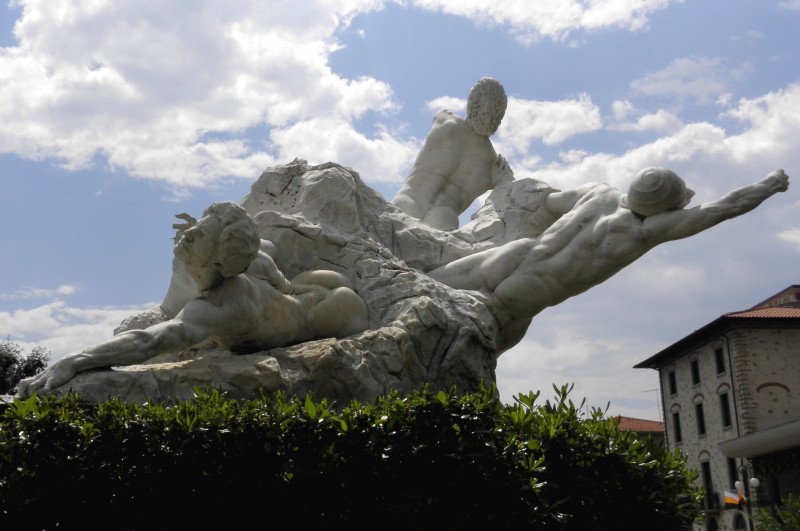 ''Ai caduti Monumento dello scultore E.Dini'' - Seravezza