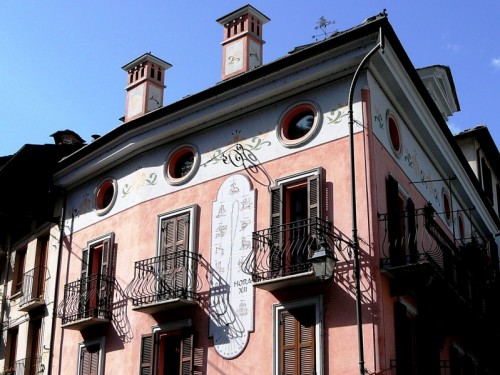 Lanzo Torinese - Su un palazzotto di Lanzo T.se Lanzo Torinese - Su un palazzotto di Lanzo T.se