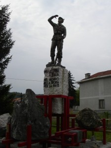 Monteu da Po, monumento agli alpini