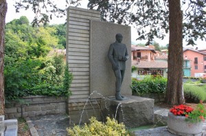 O tu che passi qui, sosta, medita, impara, ricorda