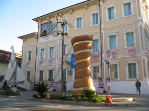 Il maxi-trofeo del giro davanti al municipio di Porto Recanati