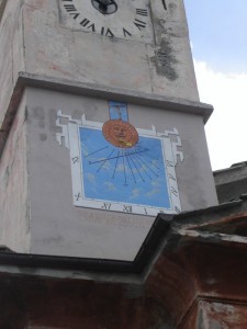Usseaux, frazione Balboutet, meridiana sul campanile della chiesa
