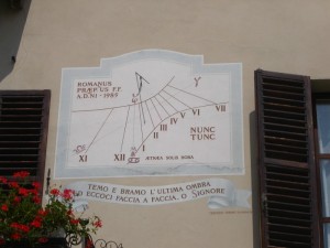 meridiana sulla facciata del municipio di Limone Piemonte