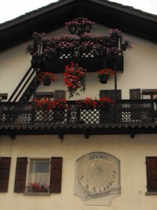 Più allegri i fiori della scritta