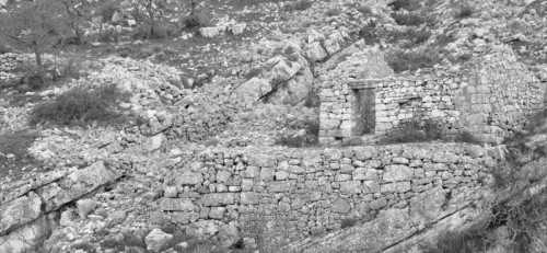 San Marco in Lamis - Abitazione rurale mimetizzata con la roccia calcarea