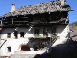casa con tetto in scandole di legno, Thures, frazione di Cesana