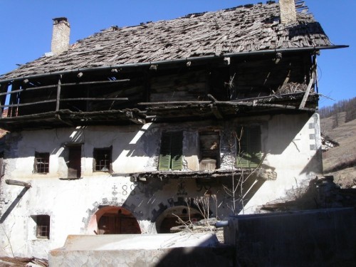 Cesana Torinese - casa con tetto in scandole di legno, Thures, frazione di Cesana