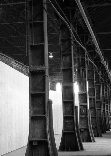 Torino - pilastri in ferro dello stabilimento delle Officine Grandi Riparazioni Torino - pilastri in ferro dello stabilimento delle Officine Grandi Riparazioni