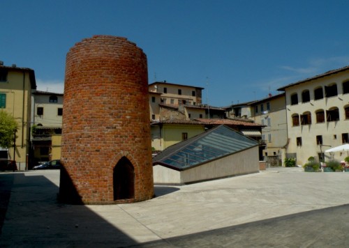 Colle di Val d'Elsa - La ciminiera dell' ex vetreria Boschi Colle di Val d'Elsa - La ciminiera dell' ex vetreria Boschi