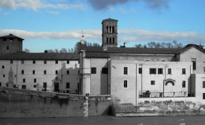 Cielo azzurro sull’isola Tiberina.