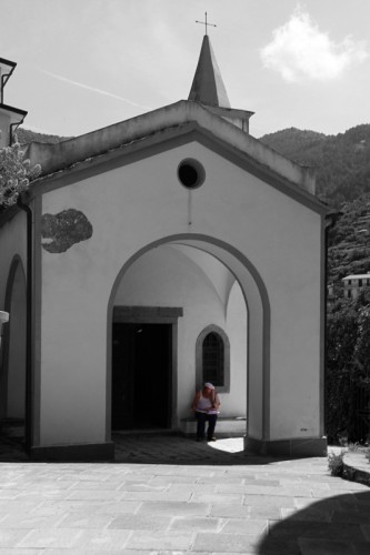 Riomaggiore - Leggendo il giornale Riomaggiore - Leggendo il giornale