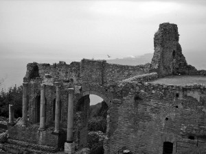 la presenza di colonne dall’evidente stile corinzio nel Teatro Antico a Taormin…