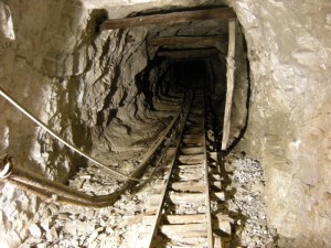 una galleria e i binari della minera Paola di Prali, Val Germanasca