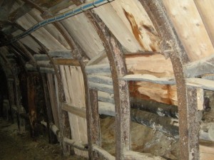 l’armatura di una galleria della minera Paola di Prali