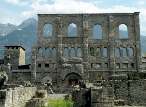 La facciata del teatro romano
