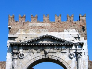 RIMINI - L’arcata dell’Arco d’Augusto con i suoi decori