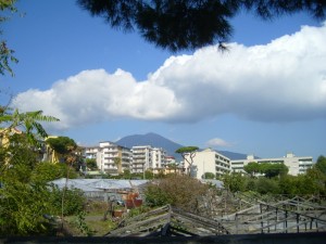 Dietro le case,  il Vesuvio!!